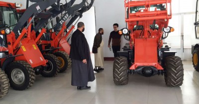 Des clients d'Arabie saoudite visitent l'usine de Hongyuan et négocient l'achat de chargeuses sur roues